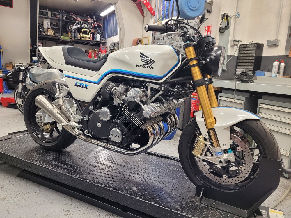 Illustration de Honda CBX 1000 bi-place