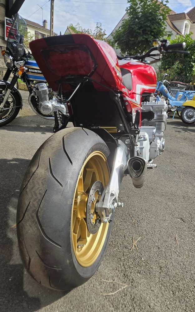 Illustration de Honda CBX 1000 Bi-place rouge