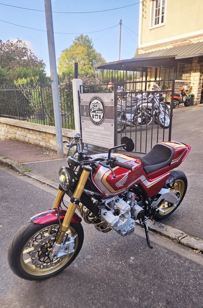 Illustration de Honda CBX 1000 Bi-place rouge