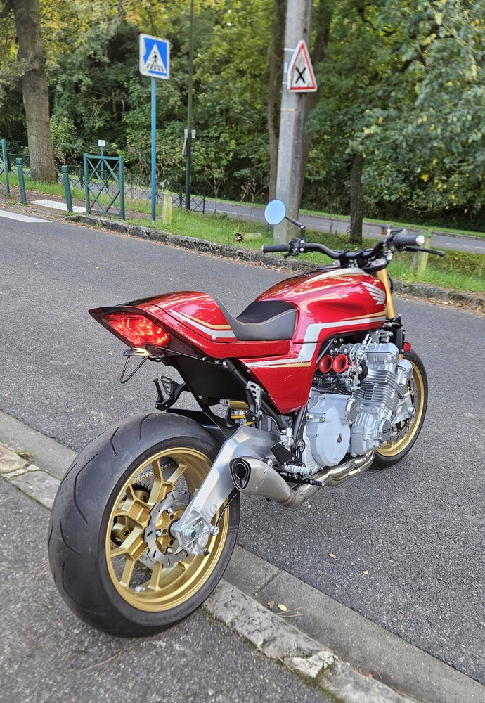 Illustration de Honda CBX 1000 Bi-place rouge