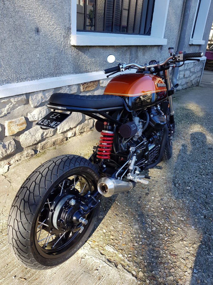 Illustration de Honda CX500 Scrambler orange