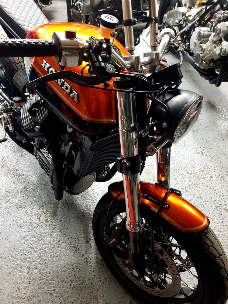 Illustration de Honda CX500 Scrambler orange